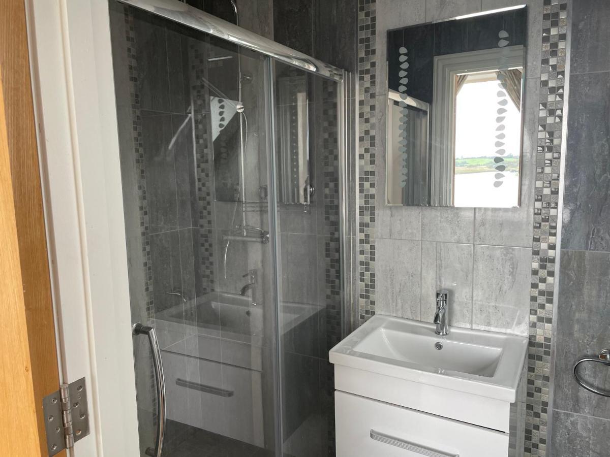 Lough Key Luxury Riverfront Apartment Cootehall エクステリア 写真